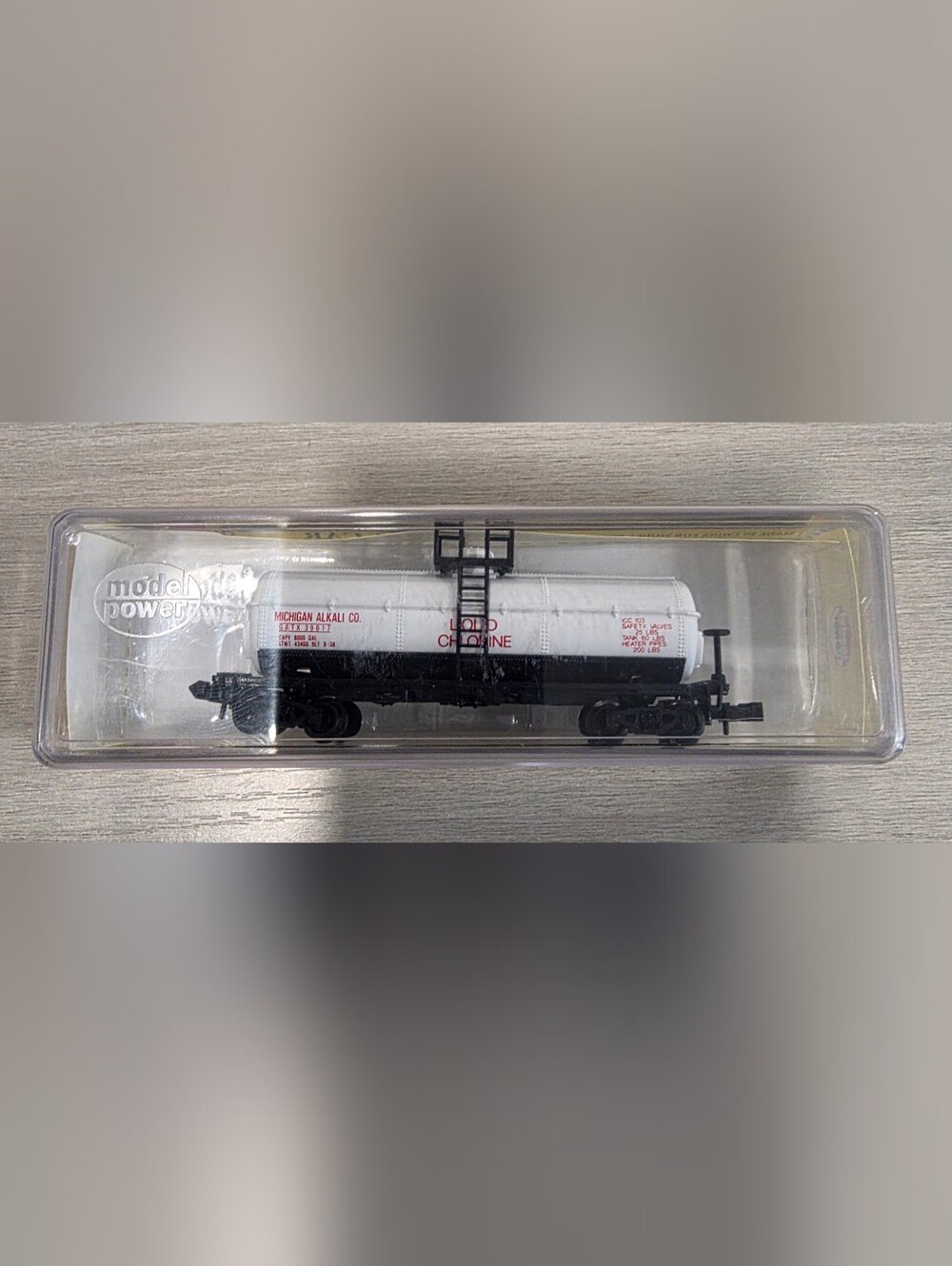 Model Power N Scale Liquid Chlorine Chemical Tank Car